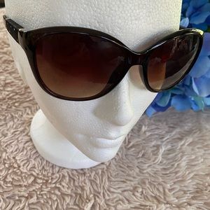 Sunglasses 🕶 Black w Gold Dot on sides